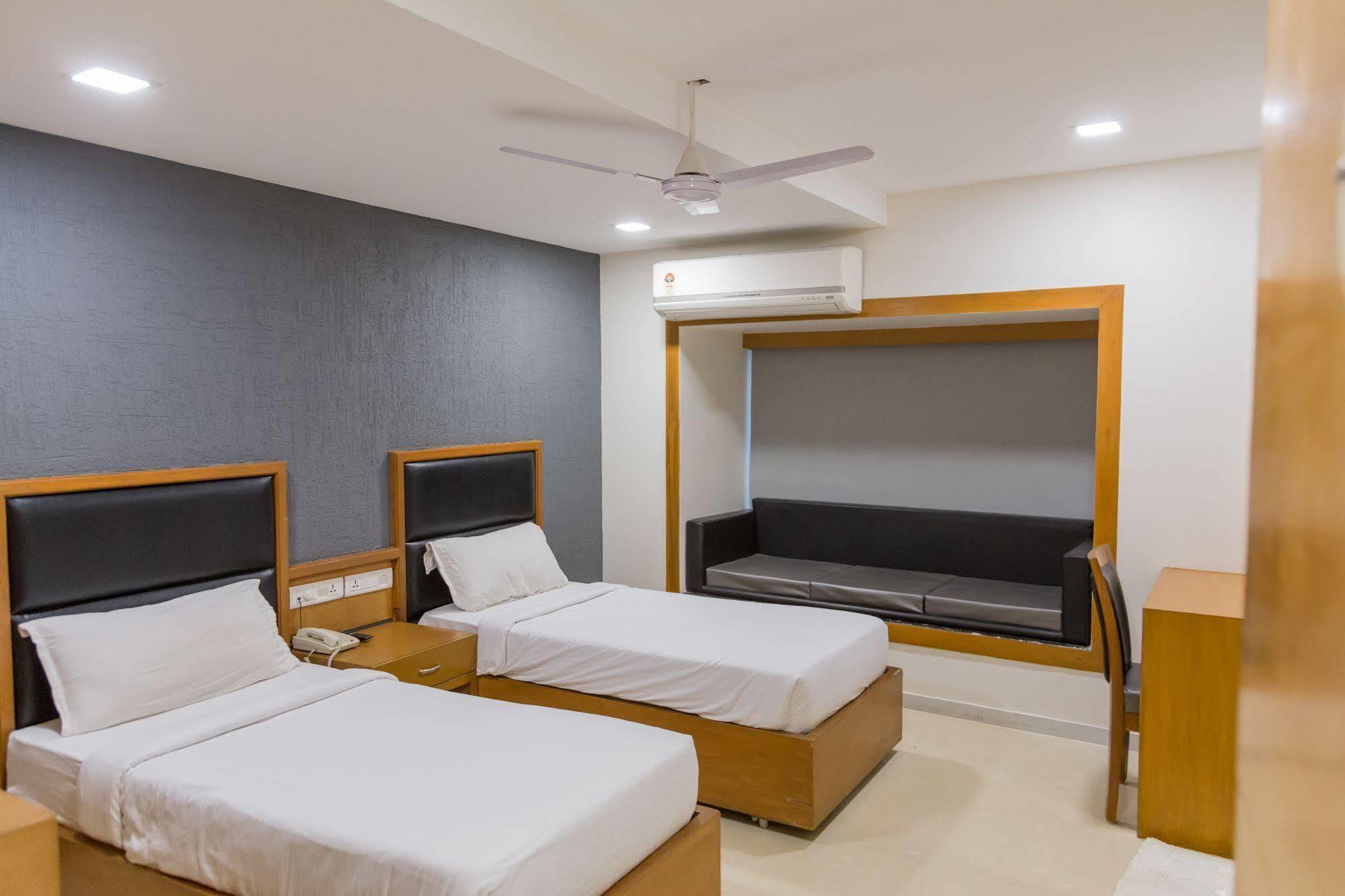 Ahmedabad Vastrapur Hotell Eksteriør bilde